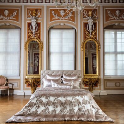 Ein großes Bett, das in der Mitte eines Raumes steht.
