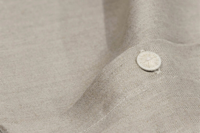 Eine Nahaufnahme eines Hemdknopfes.