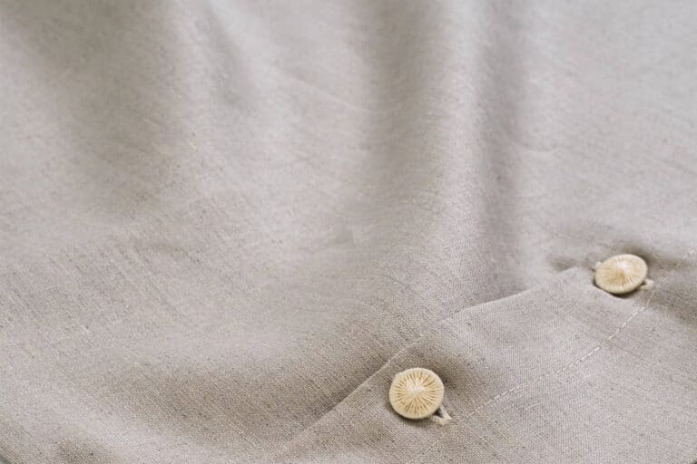 Eine Nahaufnahme eines Hemdes mit Knöpfen daran.