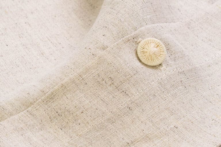 Nahaufnahme eines Knopfes an einem Hemd.