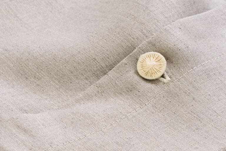 Eine Nahaufnahme eines Hemdknopfes.