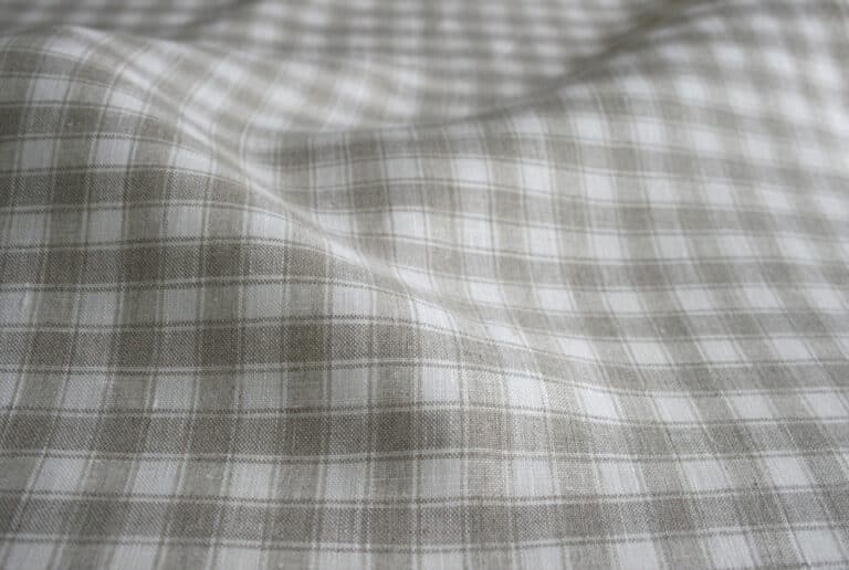 Eine Nahaufnahme eines karierten Hemdenstoffs.