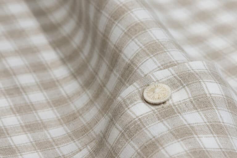 Eine Nahaufnahme eines Hemdknopfes.