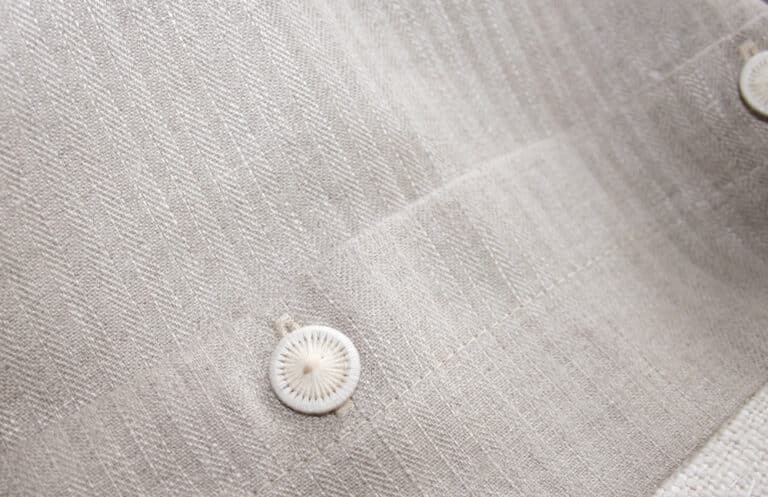 Eine Nahaufnahme eines Hemdknopfes.