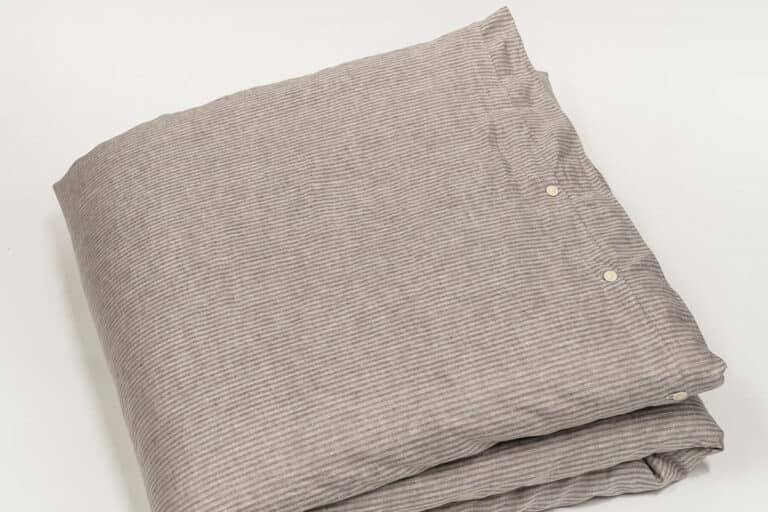 Ein gefaltetes graues Blatt auf weißem Hintergrund.