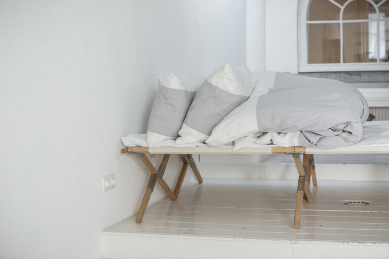 Ein Bett mit einem Haufen Kissen oben drauf.