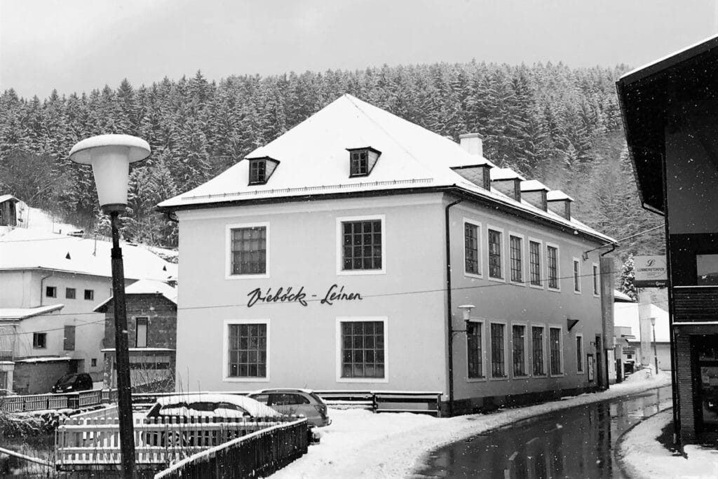 Ein Schwarz-Weiß-Foto von einem Gebäude im Schnee.