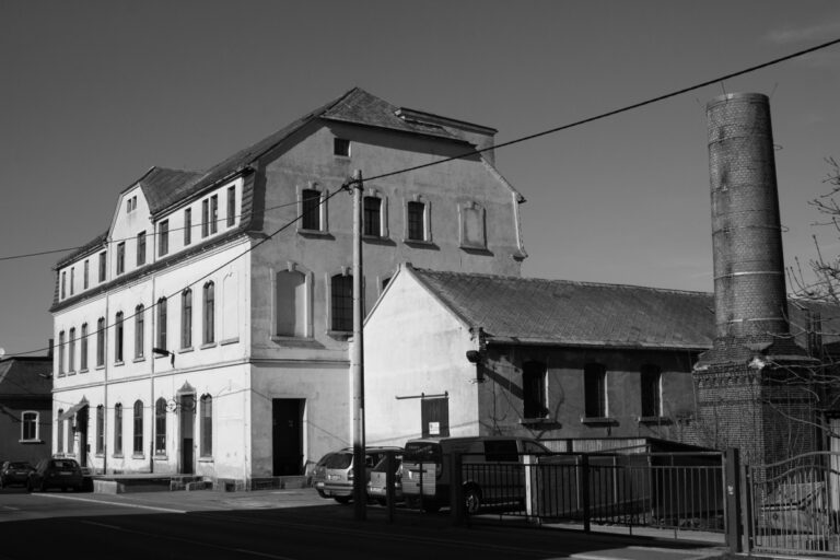 Ein Schwarz-Weiß-Foto eines alten Gebäudes.