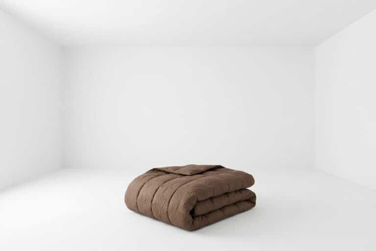 Eine braune Decke, die auf einem weißen Boden liegt.