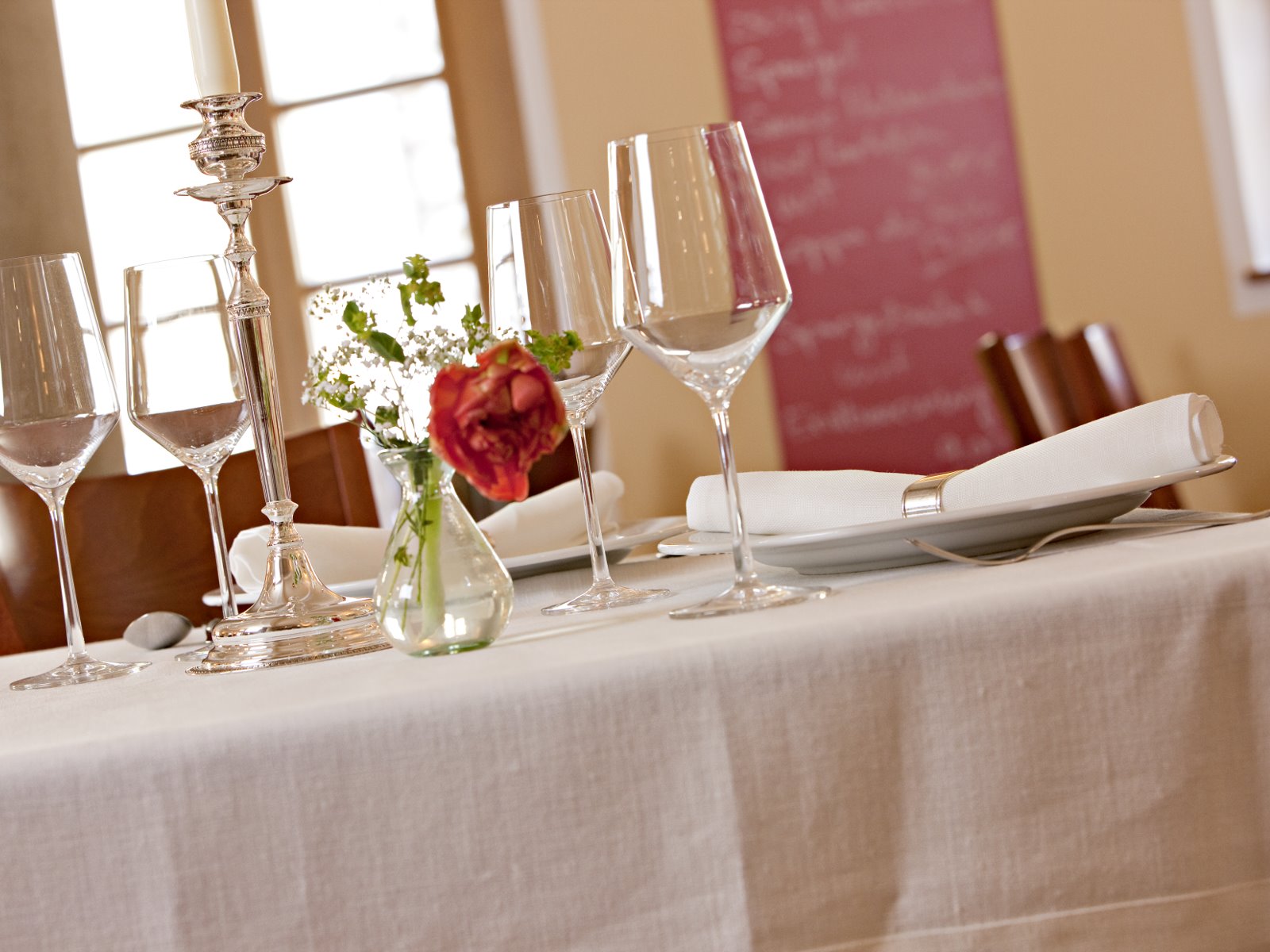 Tablecloth made of fine white linen from the Hoffmann linen weaving mill