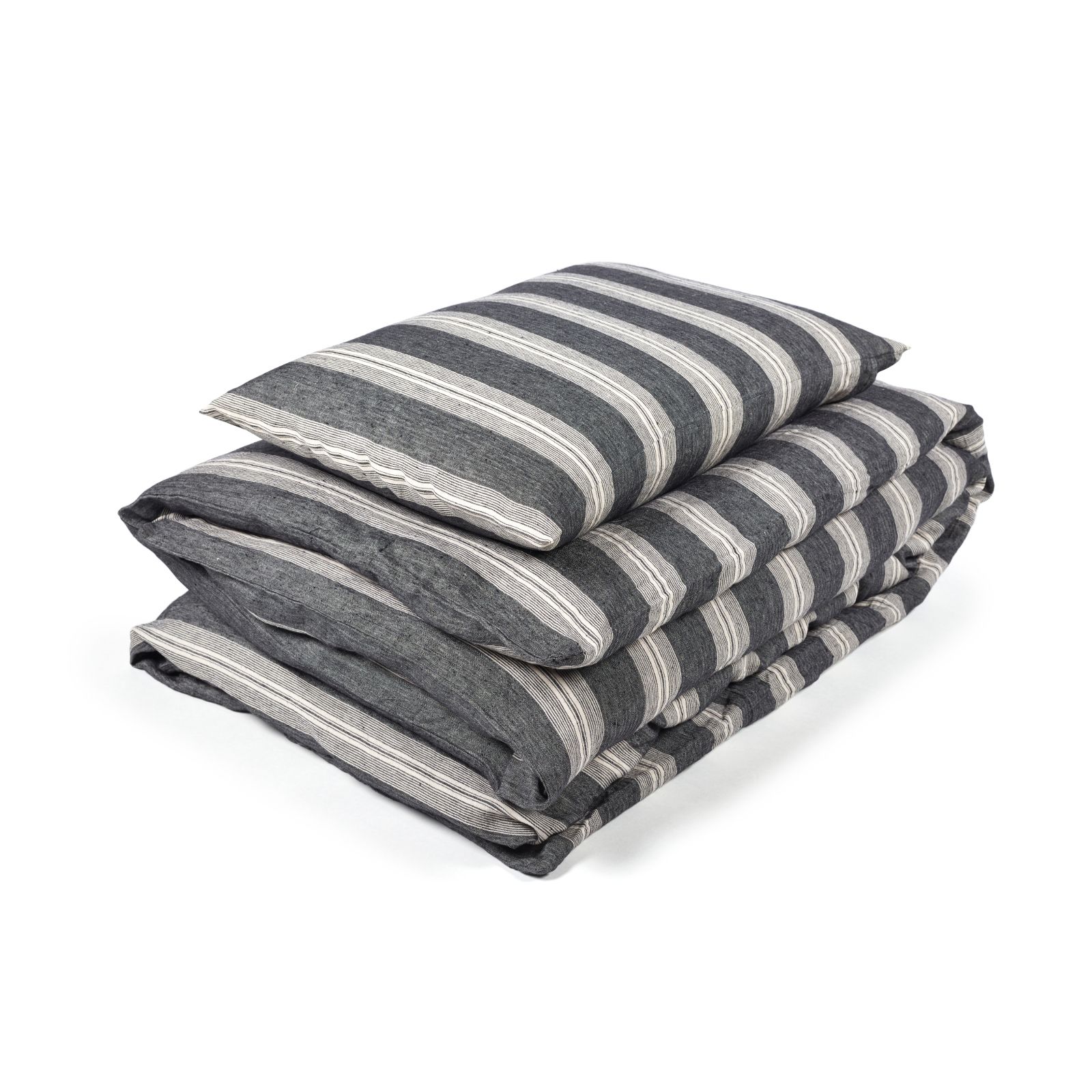 Die Tahoe Reinleinen Bettwäsche von Libeco ist ein ordentlich gefaltetes Bettwäscheset mit Bettbezug und Kissenbezug, das dunkelgraue und hellgraue Querstreifen auf weißem Hintergrund zeigt.