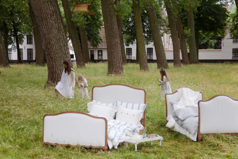 Ein paar Betten inmitten eines Waldes.