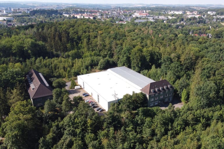 Eine Luftaufnahme eines von Bäumen umgebenen Gebäudes.