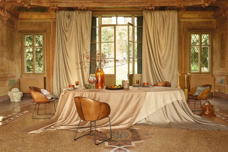 Einen Raum mit einem Tisch und Stühlen darin.