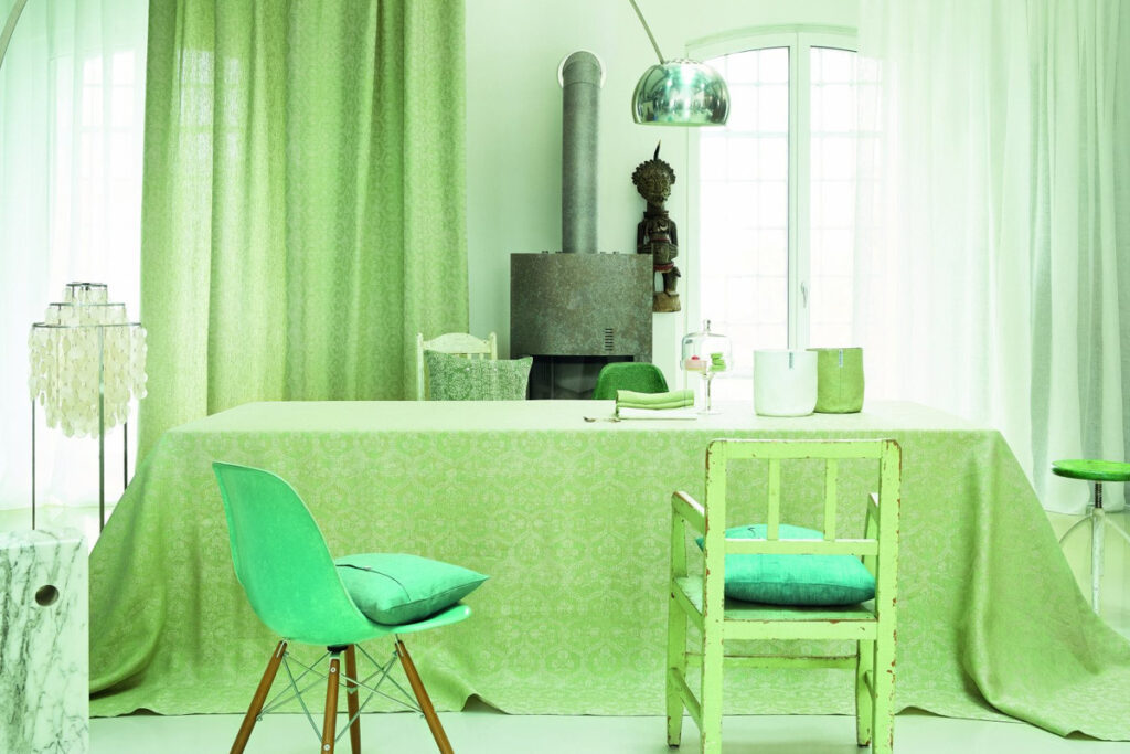 Ein Zimmer mit einem Tisch, Stühlen und einer Lampe.