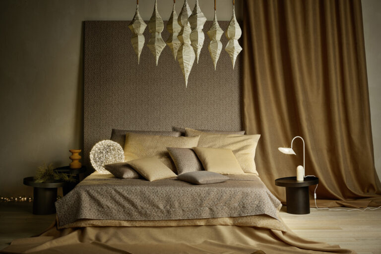Ein Schlafzimmer mit einem Bett, Lampen und Vorhängen.