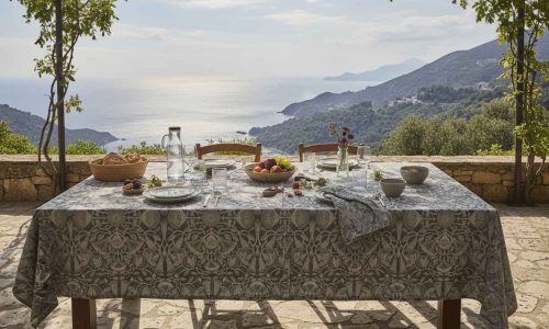 Ein Tisch auf einem Balkon