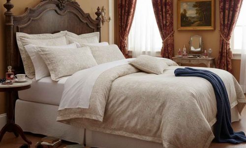 Ein Bett in einem Zimmer