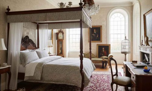 EIn Zimmer mit einem Bett drinnen