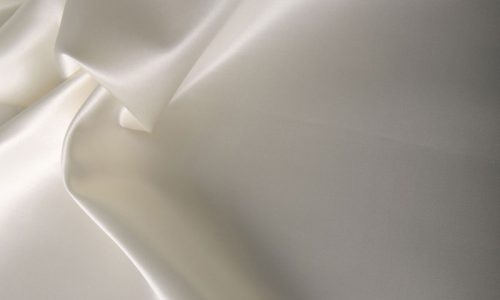 Eine Nahaufnahme eines weißen Satinstoffs.