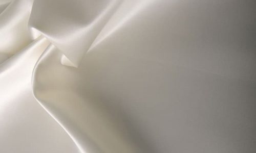Eine Nahaufnahme eines weißen Satinstoffs.