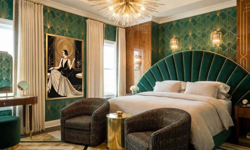 Ein Bett im Art Deko Stil mit Leinen Bettwäsche