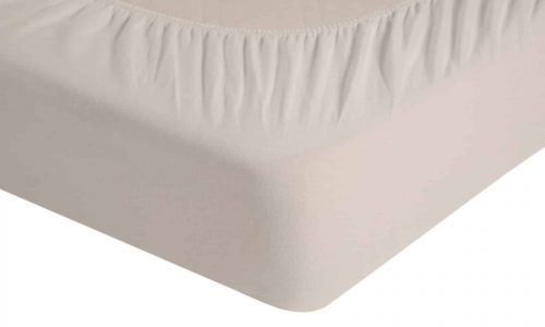 Nahaufnahme der Ecke einer Matratze, die mit einem weißen Spannbettlaken bedeckt ist. Das Laken ist eng um die Matratze gewickelt, wobei der elastische Rand zu sehen ist.