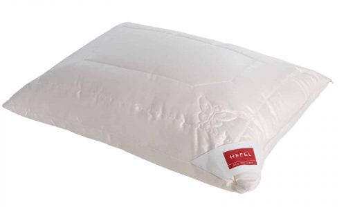 Ein weiches, weißes, rechteckiges Kissen mit Steppmuster und rotem HEFEL-Label passt perfekt zur Guest House Stripe Leinen Bettwäsche von Libeco und sorgt für einen einladenden und eleganten Schlafzimmerstil.