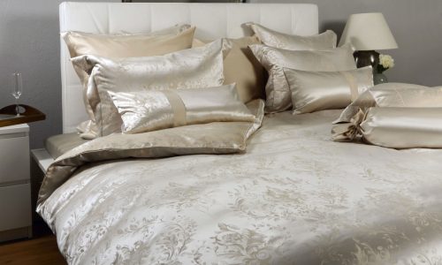 Ein Bett mit einem weißen Kopfteil und Kissen.