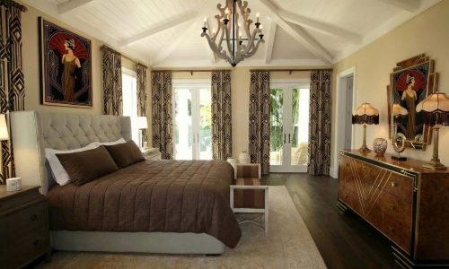 Ein Schlafzimmer mit einem großen Bett und einem Kronleuchter.