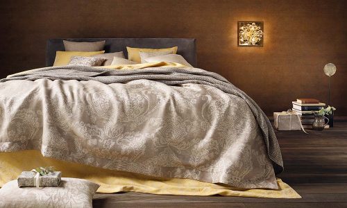 Ein Bett mit Bettwäsche von Leitner Leinen