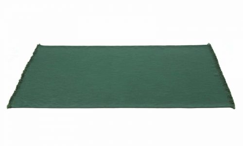 Eine rechteckige dunkelgrüne Stoffmatte mit ausgefransten Rändern an den kürzeren Seiten, flach auf einen weißen Hintergrund gelegt.