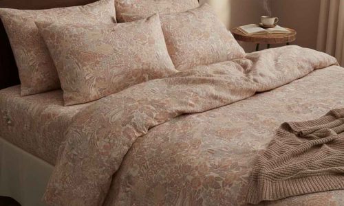 Ein Bett in einem Zimmer