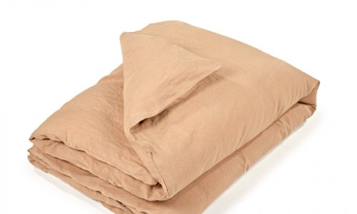 Eine ordentlich gefaltete Madison Cinnamon Farbige Leinen Bettwäsche von Libeco mit einer umgedrehten Ecke, dargestellt auf einem weißen Hintergrund.