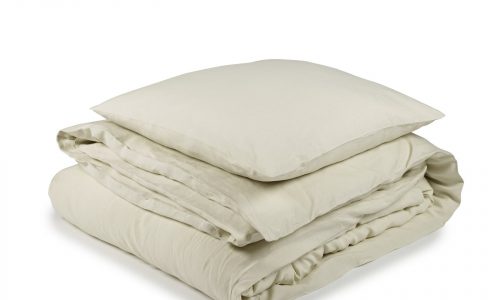 Eine fein säuberlich gefaltete Madison White Sand Farbige Leinen Bettwäsche von Libeco mit einem passenden Kopfkissen darauf, beides vor einem weißen Hintergrund.