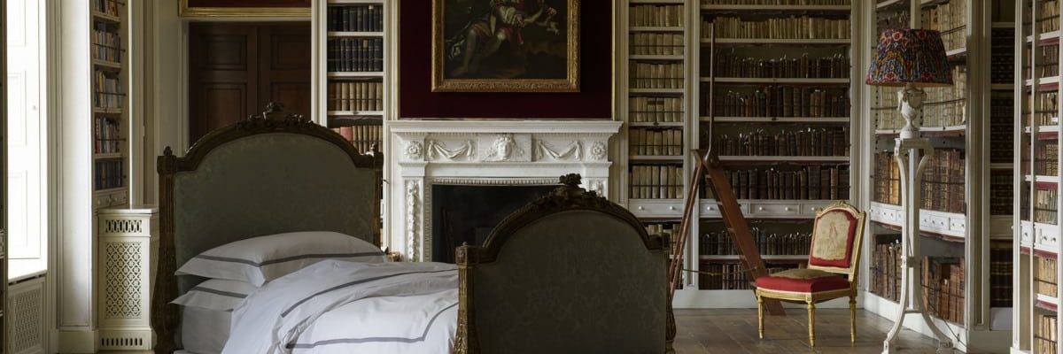 Ein Schlafzimmer mit einem Bett und einem Stuhl darin.