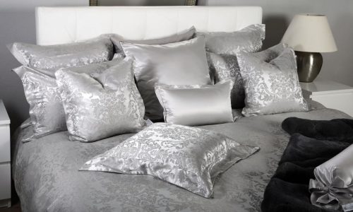 Ein Bett mit einem Haufen Kissen oben drauf.