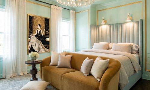 Ein Schlafzimmer mit einem großen Bett und einem Kronleuchter.