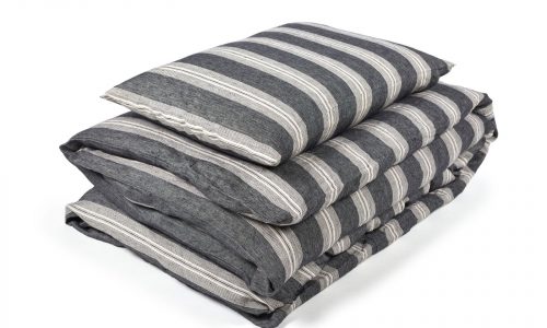 Die Tahoe Reinleinen Bettwäsche von Libeco ist ein ordentlich gefaltetes Bettwäscheset mit Bettbezug und Kissenbezug, das dunkelgraue und hellgraue Querstreifen auf weißem Hintergrund zeigt.