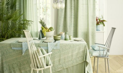 Ein Esszimmer mit Tisch und Stühlen.