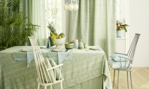 Ein Esszimmer mit Tisch und Stühlen.