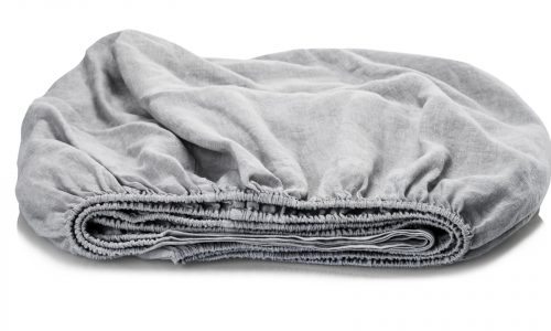 Das Heritage Oyster Bio Leinen Spannbettlaken von Libeco in hellgrau liegt ordentlich gefaltet mit sichtbarem Gummizug auf einer weißen Fläche.