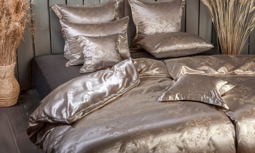 Ein Bett mit einem Haufen Kissen oben drauf.