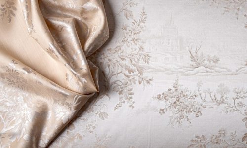 Eine Nahaufnahme eines Bettes mit Blumenmuster.